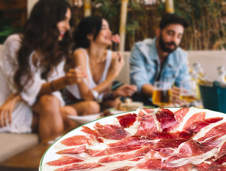 Portion de jambon ibérique dans un restaurant