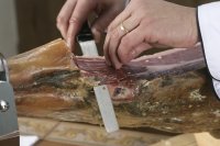Coupe du jarret pour obtenir dés morceaux de jambon