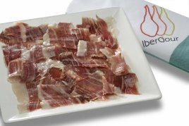 Tranches de jambon dans une assiette
