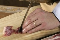 Coupe en petits morceaux de jambon