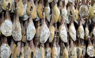 Jambons ibériques (jamones ibéricos) séchant dans une cave