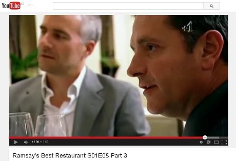 Ramón (à droite) converse avec d’autres invités pendant le concours